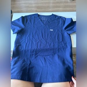 Men’s figs scrub top